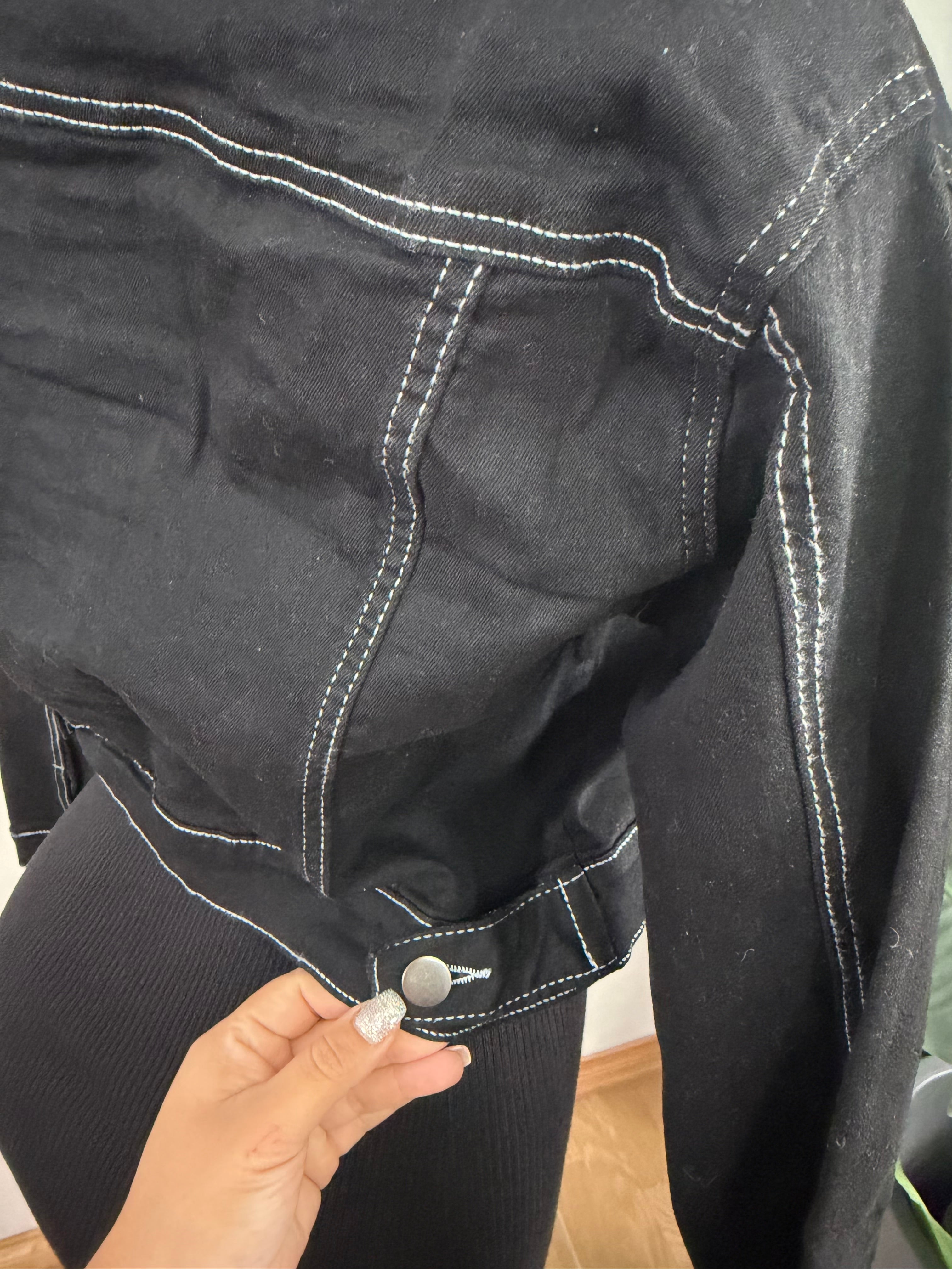 Chaqueta negra costura blanca