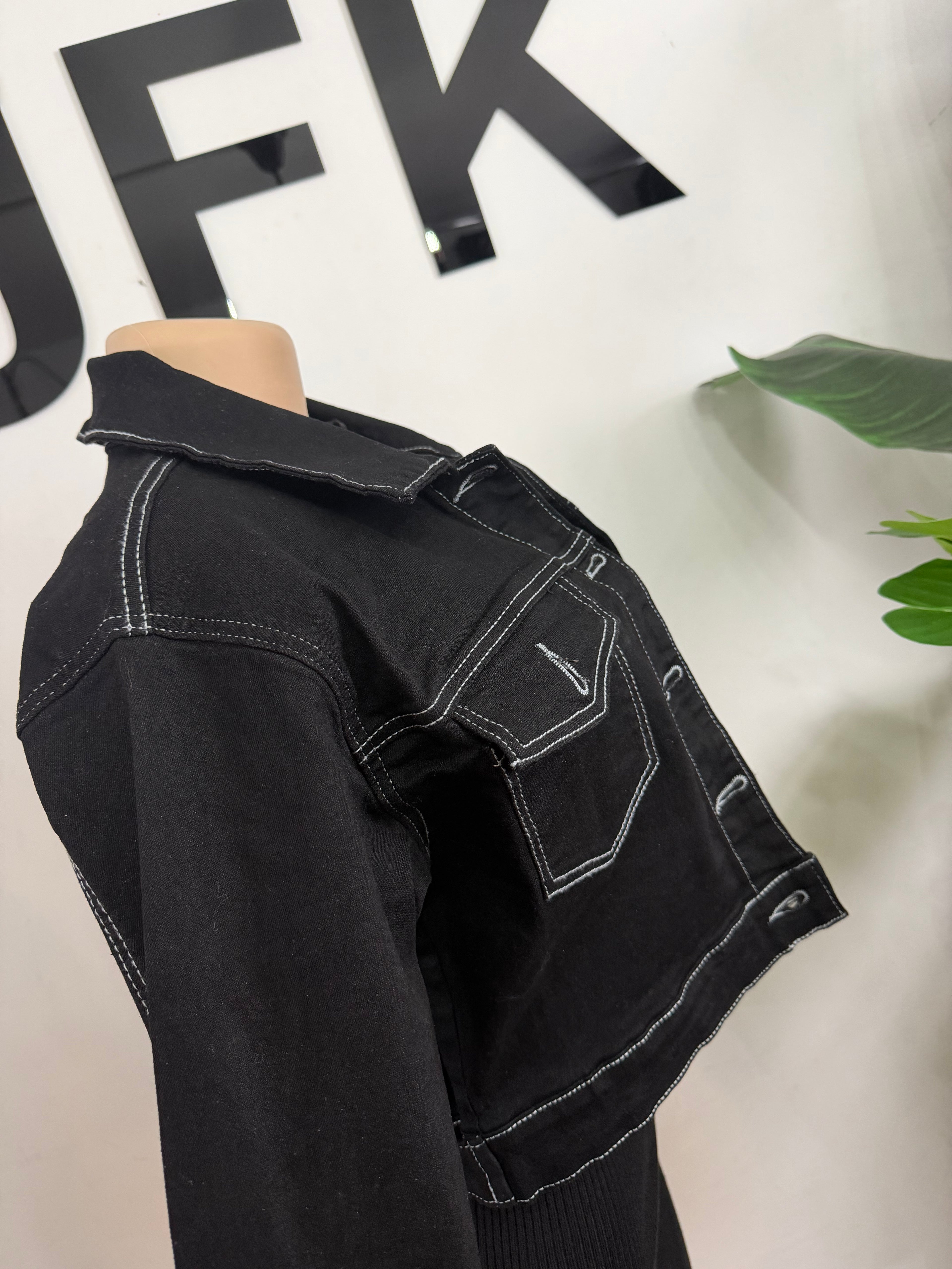 Chaqueta negra costura blanca