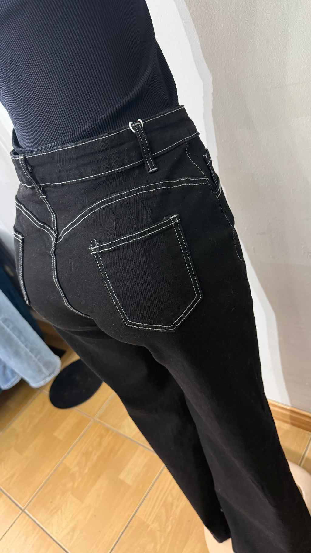 Jeans negro costura blanca